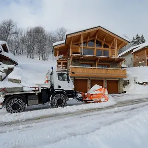 https://la-case-a-kio.hotels-rhonealpes.com